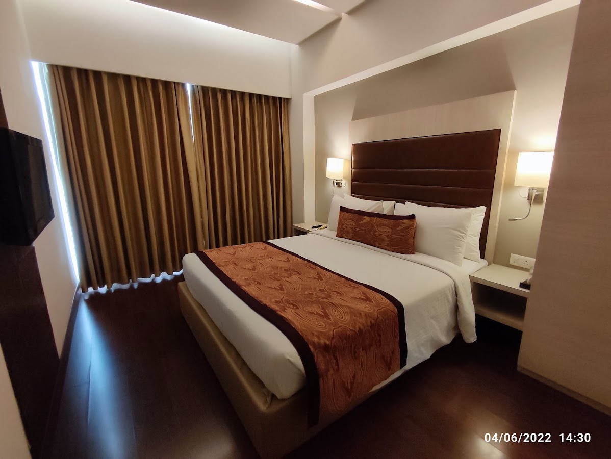 Mahagun Sarovar Portico Suites photo 8