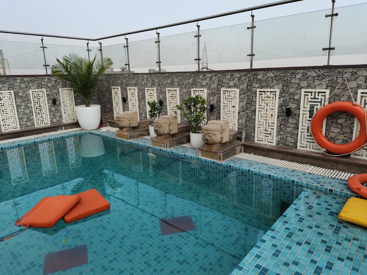 Mahagun Sarovar Portico Suites photo 9