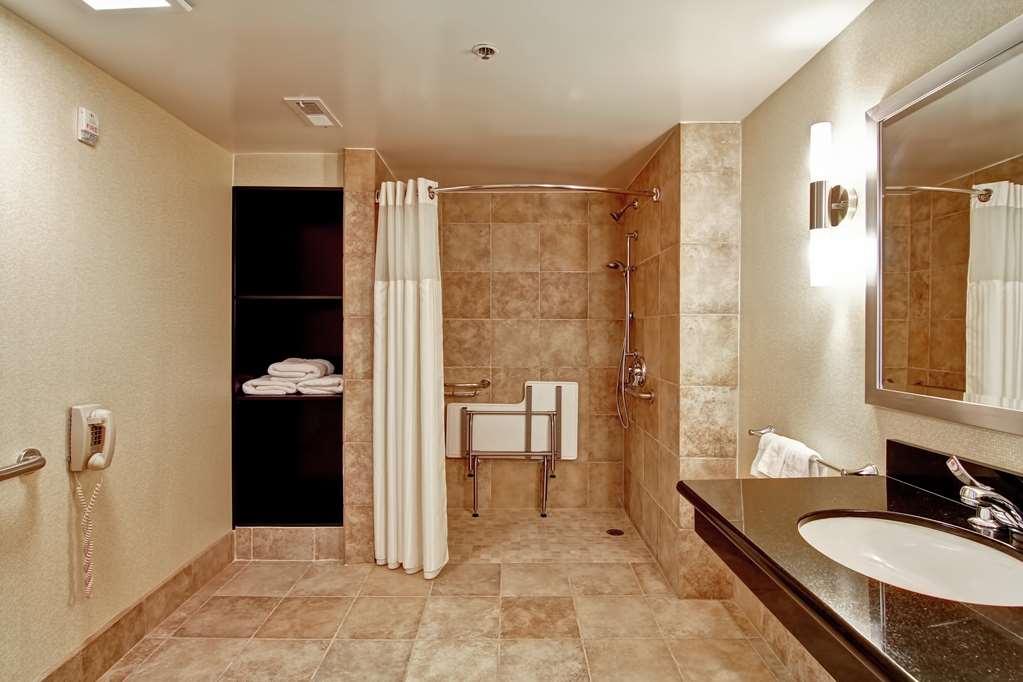 DoubleTree by Hilton Hotel Pleasanton at the Club photo 4
