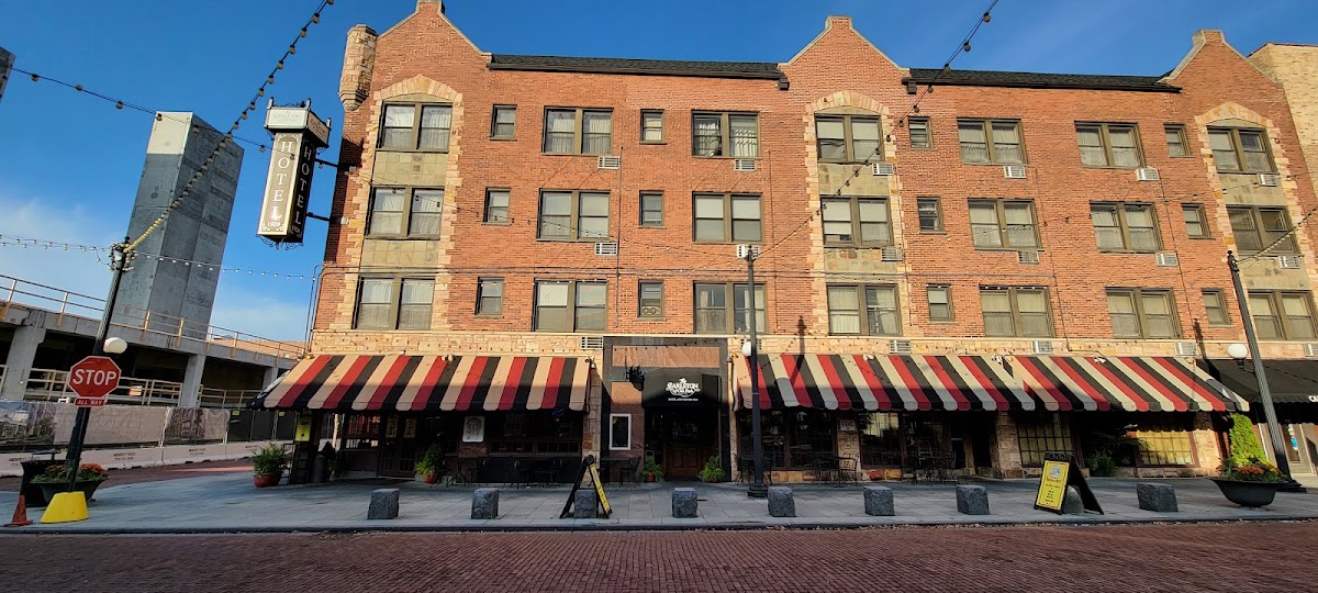 The Carleton of Oak Park Hotel