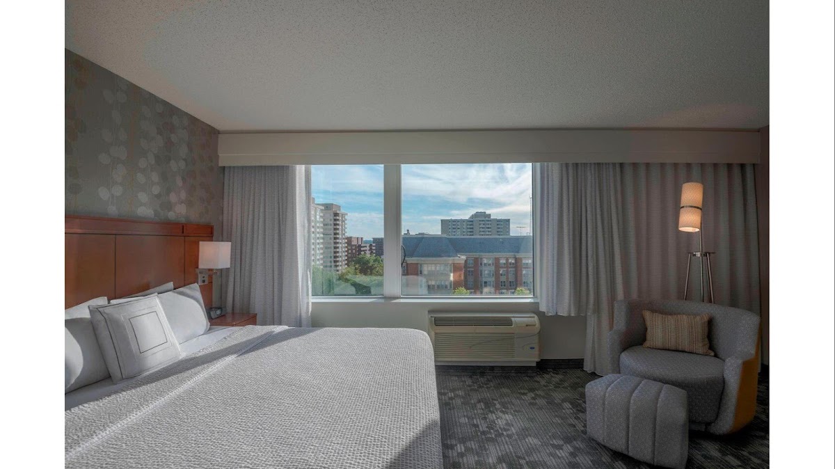 Courtyard by Marriott Bethesda Chevy Chase photo 5