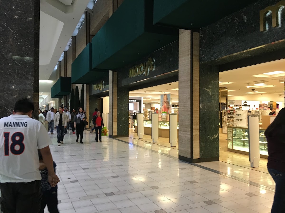 Sunvalley Shopping Center