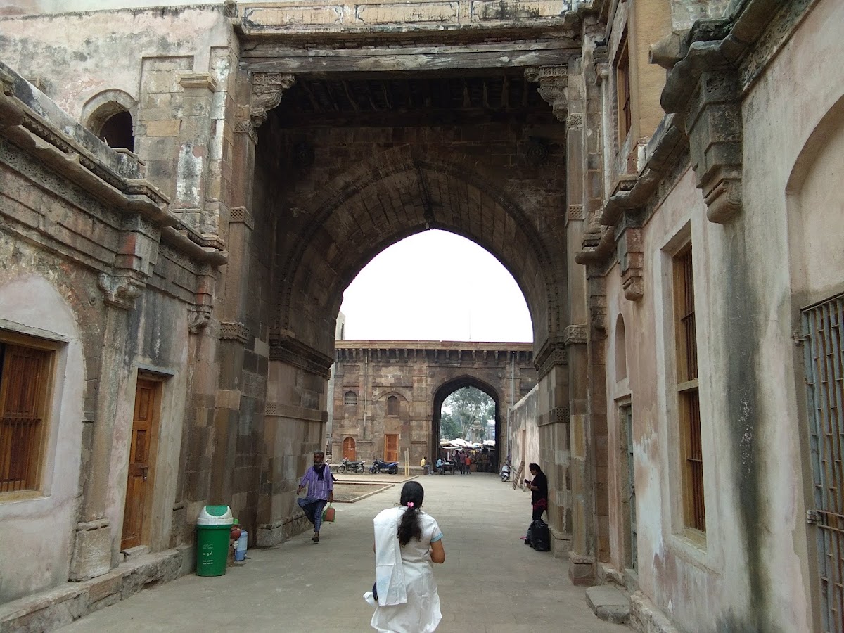 Teen Darwaja photo 3