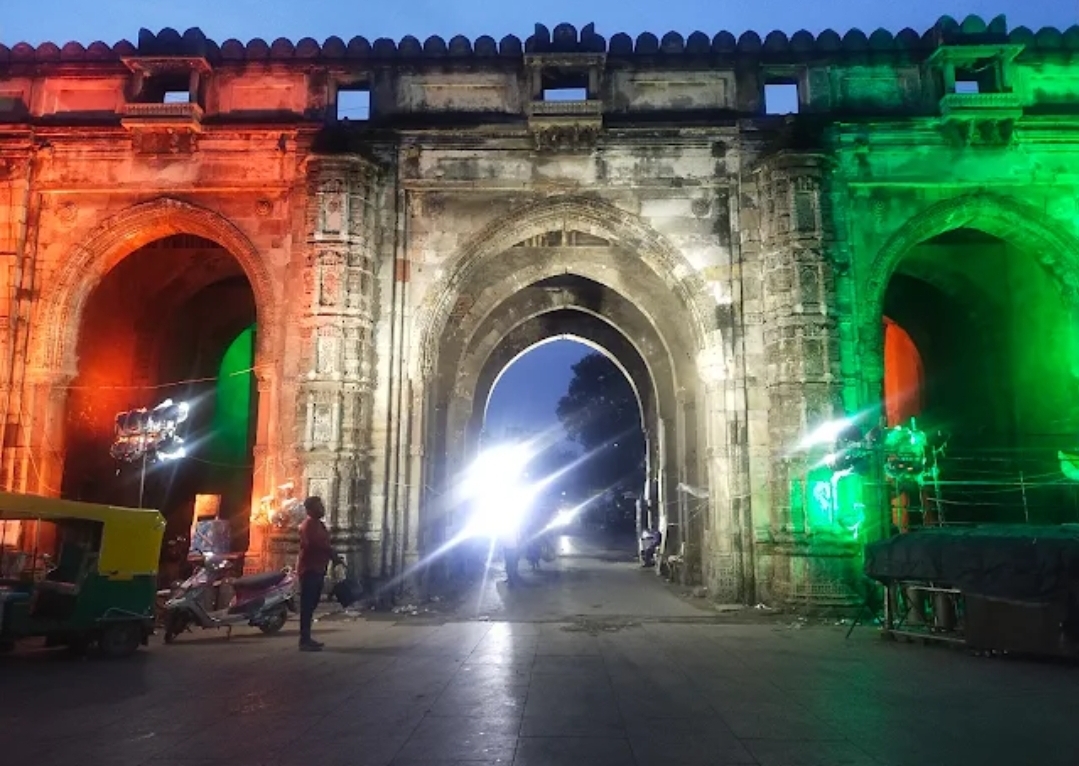 Teen Darwaja photo 4