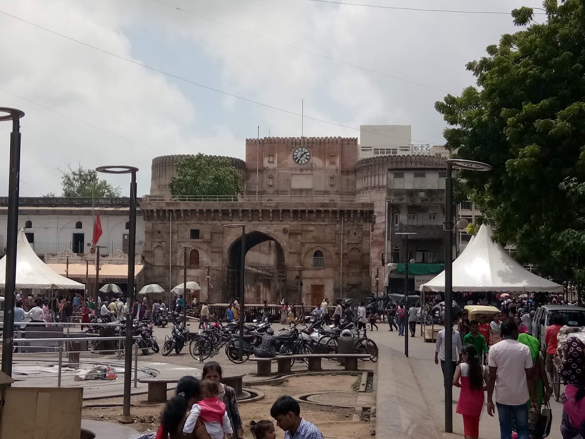 Teen Darwaja photo 5