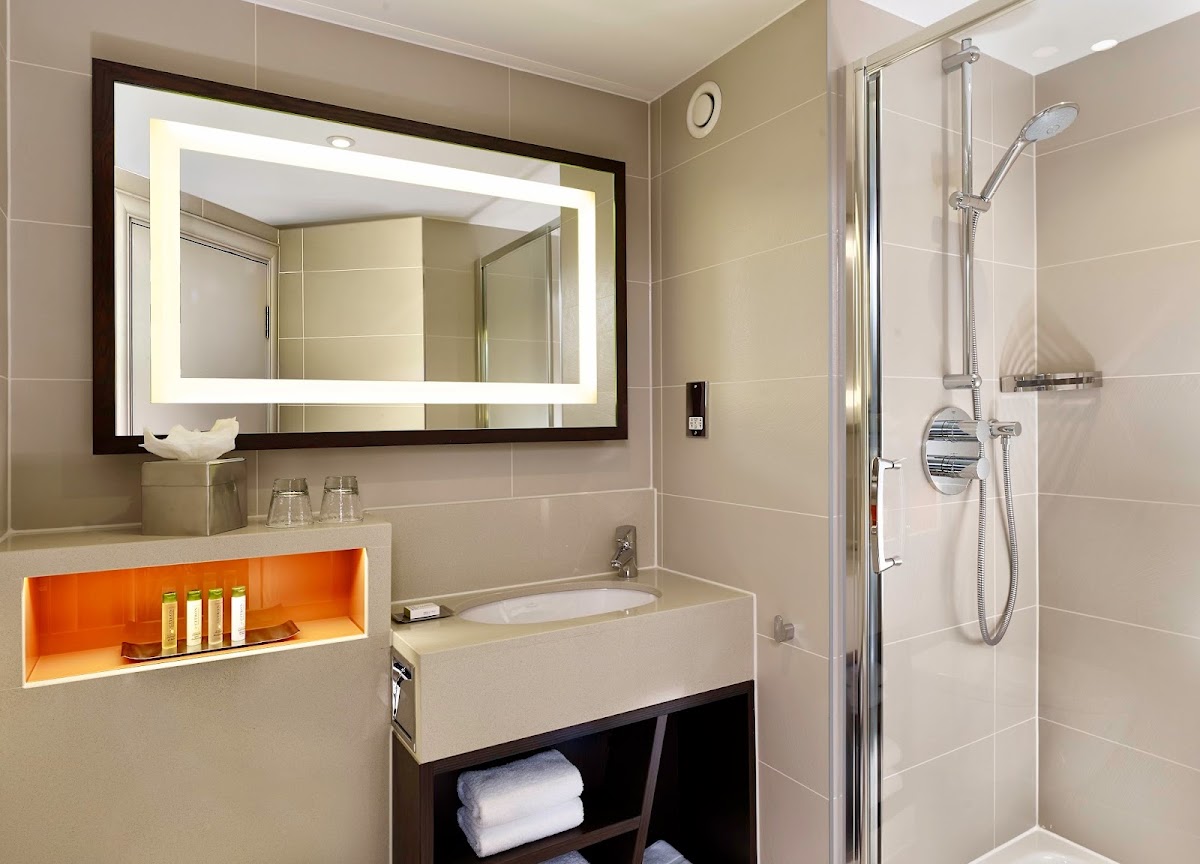 DoubleTree by Hilton London - Ealing photo 3