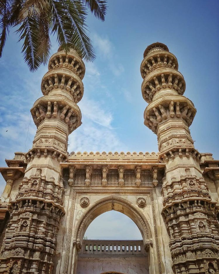 Jhulta Minar, Bibiji Masjid