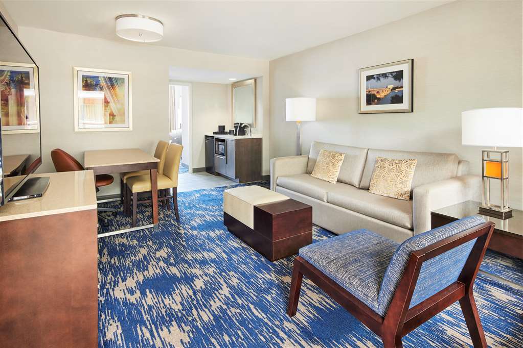 Embassy Suites by Hilton Alexandria Old Town photo 5